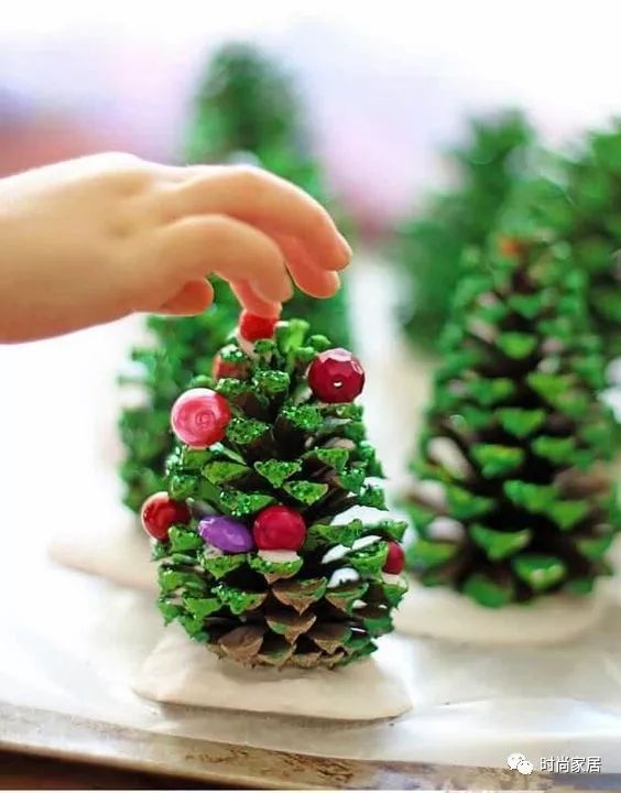 不一样的圣诞树装饰,一棵枯树怎么装饰成圣诞树