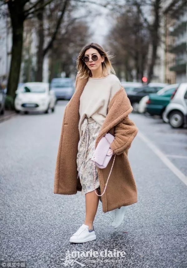 大衣配运动鞋怎么穿才不老气,大衣运动鞋过年穿得体又好看