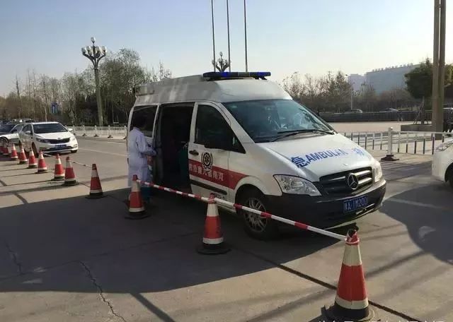 「1041新闻眼」车被挡咋办？郑州霸气停车管理员开叉车铲走！叉车……