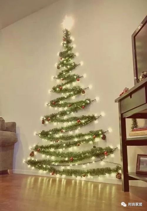 不一样的圣诞树装饰,一棵枯树怎么装饰成圣诞树