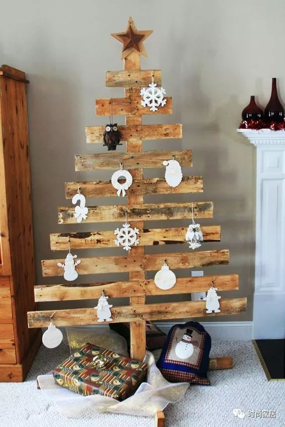 不一样的圣诞树装饰,一棵枯树怎么装饰成圣诞树