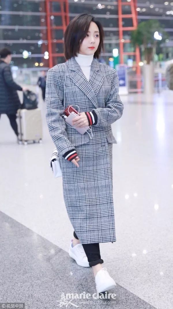 大衣配运动鞋怎么穿才不老气,大衣运动鞋过年穿得体又好看