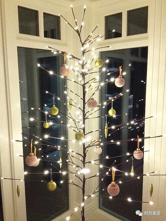 不一样的圣诞树装饰,一棵枯树怎么装饰成圣诞树