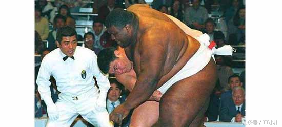 同样是黑大胖，冯提莫的待遇明显差太多，黑人宠爱美娇妻令人羡慕