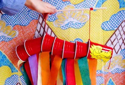 幼儿园元旦手工制作:鞭炮灯笼卡纸舞龙等,8个教程“年味”十足