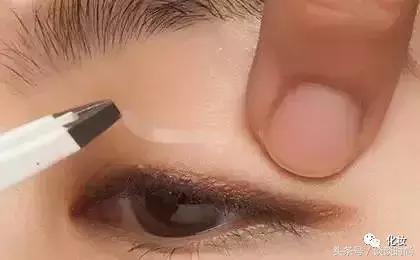 最简单贴双眼皮教程,双眼皮贴化妆初学者教程