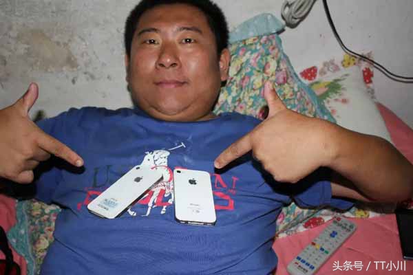 同样是黑大胖，冯提莫的待遇明显差太多，黑人宠爱美娇妻令人羡慕