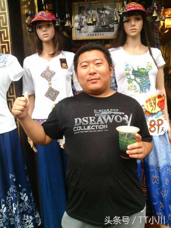 同样是黑大胖，冯提莫的待遇明显差太多，黑人宠爱美娇妻令人羡慕