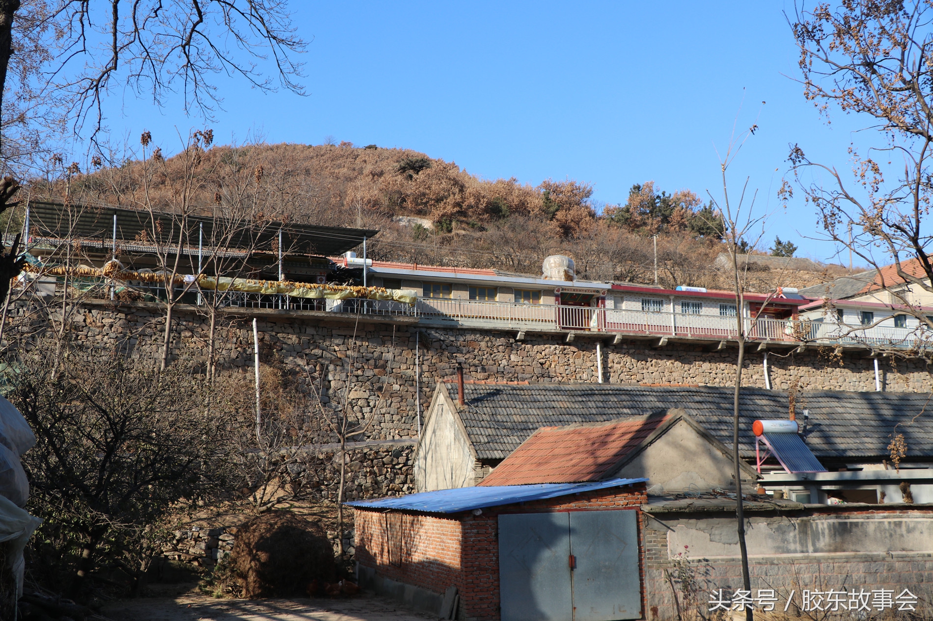实拍：烟台海阳一个山村的影像，房子建在半山腰上