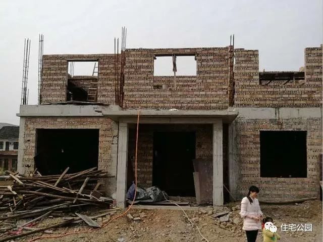 为父母在老家盖房花45万,为父亲放弃80万年薪回农村