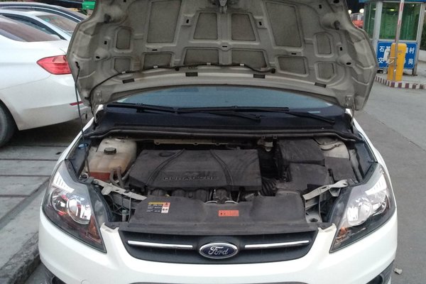 2013款福克斯两厢1.8l手动前大灯,福特福克斯两厢2013款红色经典款