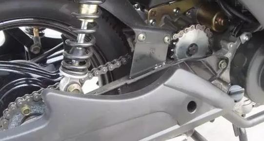 125摩托车小链条松了有什么表现,摩托车链条松了该怎么办