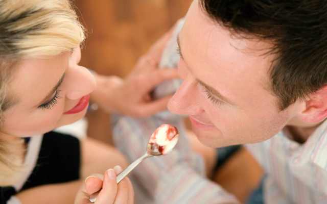 红颜蓝颜处久了,头顶就绿了,爱情就黄了