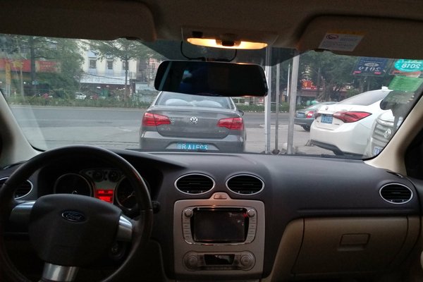 2013款福克斯两厢1.8l手动前大灯,福特福克斯两厢2013款红色经典款