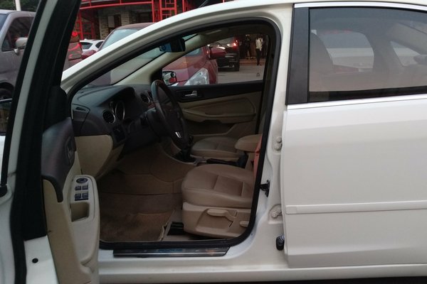 2013款福克斯两厢1.8l手动前大灯,福特福克斯两厢2013款红色经典款