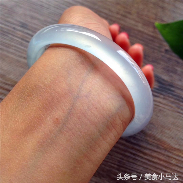 翡翠手镯多大圈口最好卖 (翡翠手镯圈口小了怎么改)