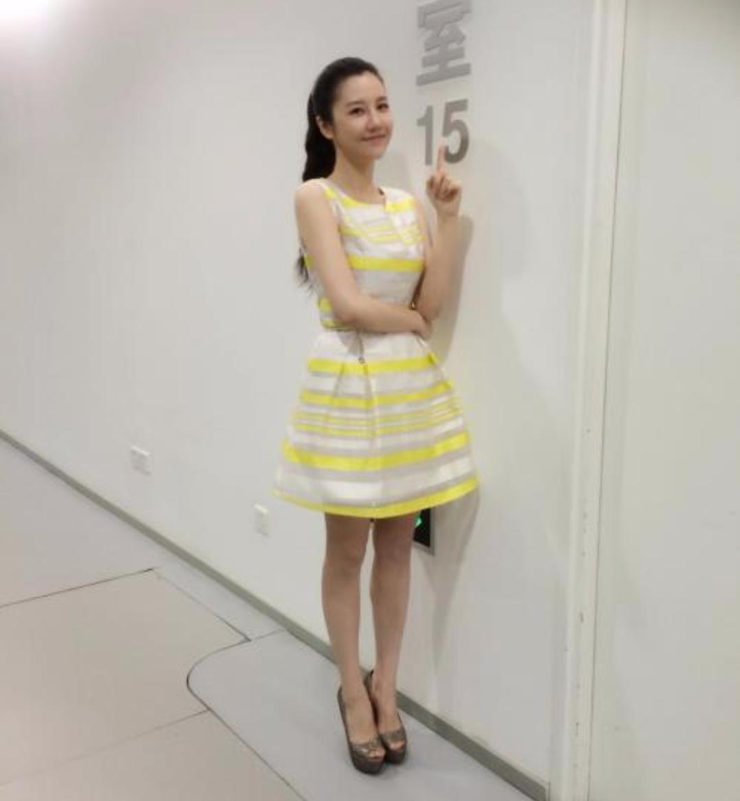 女足球主持,足球女主持人最好看的是哪个