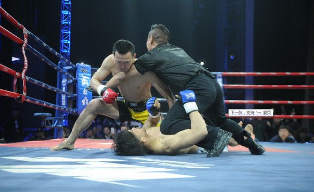 中国拳手50秒ko美国拳王惊呆裁判,一拳撂倒ufc最精彩的超人拳ko瞬间
