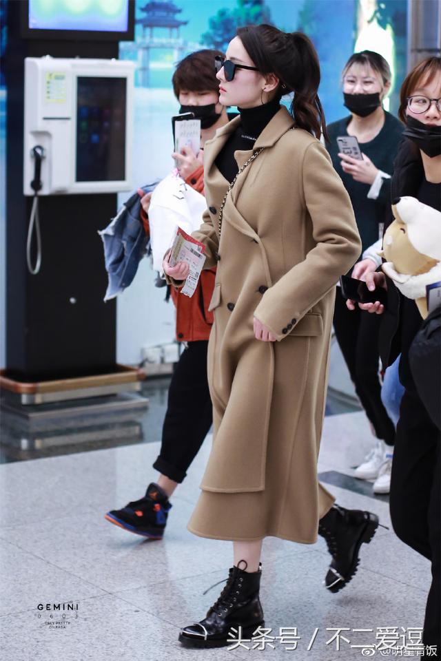 迪丽热巴机场翘腿打招呼,迪丽热巴坐飞机头等舱