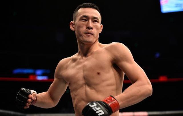 中国拳手50秒ko美国拳王惊呆裁判,一拳撂倒ufc最精彩的超人拳ko瞬间