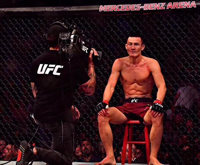 中国拳手50秒ko美国拳王惊呆裁判,一拳撂倒ufc最精彩的超人拳ko瞬间