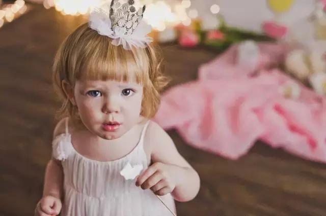 5岁女孩爱偷看爸爸洗澡，妈妈知道后，后悔没这么做