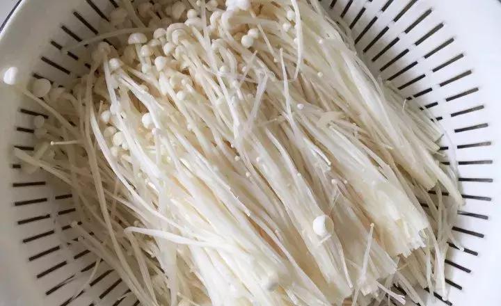 超美味又简单的蒜泥金针菇,做个好吃的爆辣金针菇