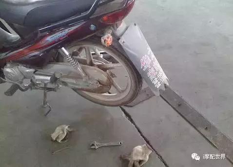 125摩托车小链条松了有什么表现,摩托车链条松了该怎么办