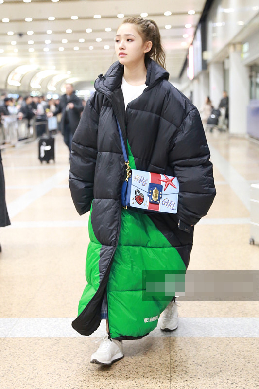 林允穿3万块的羽绒服机场凹造型，网友吐槽：这是穿了件被子吧？