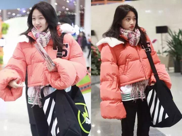 林允穿3万块的羽绒服机场凹造型，网友吐槽：这是穿了件被子吧？