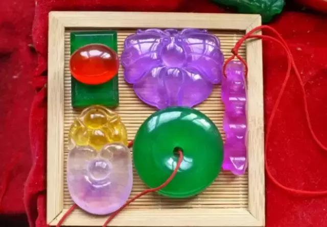 价值百万的翡翠只卖8900?还有北京大学出的检测书?