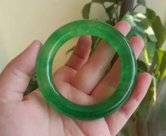 价值百万的翡翠只卖8900?还有北京大学出的检测书?