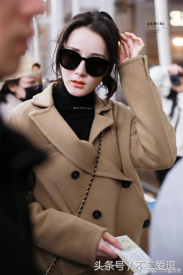 迪丽热巴机场翘腿打招呼,迪丽热巴坐飞机头等舱