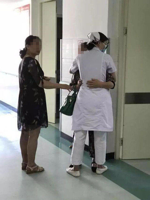 弟媳嫉妒嫂子生娃早,不听她补叶酸建议,宝宝出生弟媳被吓得大哭