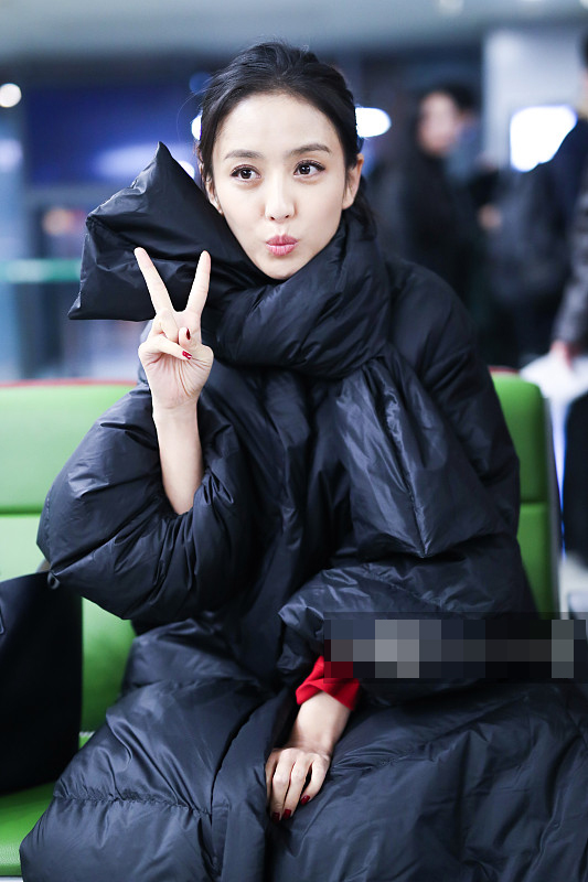 林允穿3万块的羽绒服机场凹造型，网友吐槽：这是穿了件被子吧？