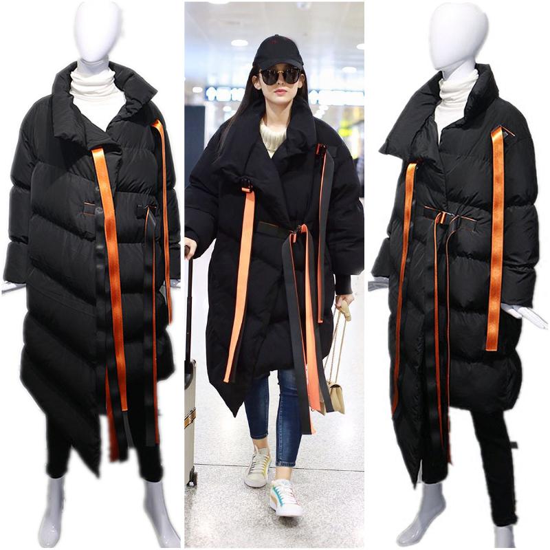 林允穿3万块的羽绒服机场凹造型，网友吐槽：这是穿了件被子吧？