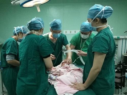 弟媳嫉妒嫂子生娃早,不听她补叶酸建议,宝宝出生弟媳被吓得大哭