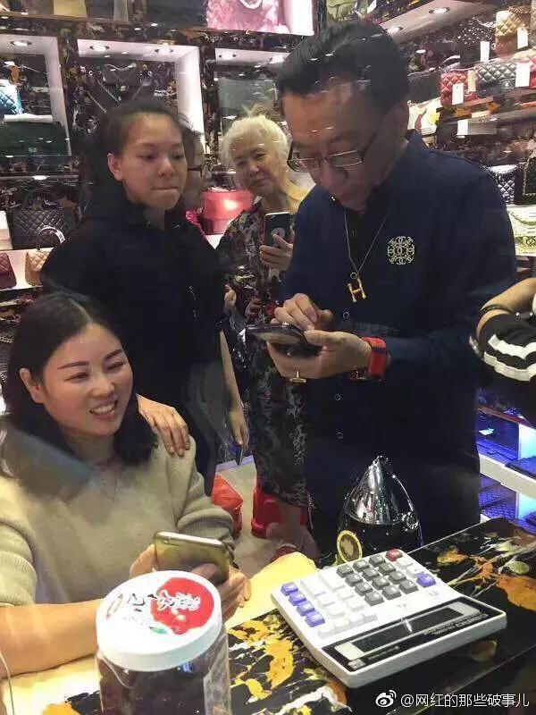 侯耀华购买皮具的地方,侯耀华送女徒弟10万名牌包