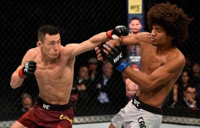 中国拳手50秒ko美国拳王惊呆裁判,一拳撂倒ufc最精彩的超人拳ko瞬间