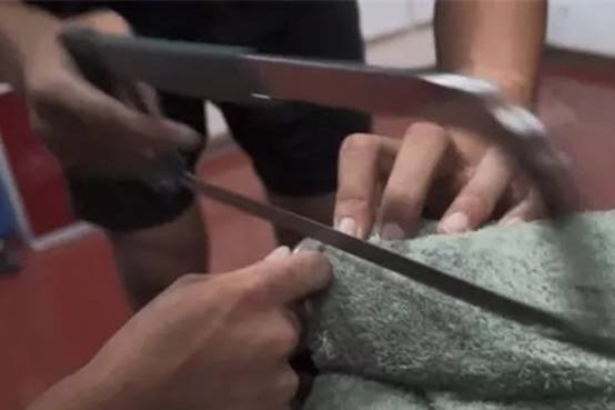 手镯戴不进一招教你轻松取手镯,手镯取不下来教你最后一招