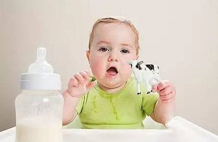 宝宝湿疹又拉肚子老是哭,宝宝湿疹便秘会是蛋白质过敏吗