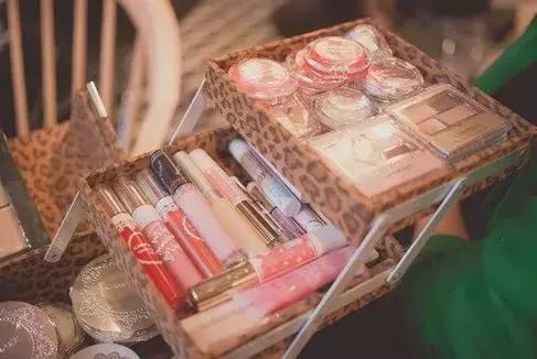 五十块钱买一个香奈儿,一万块钱香奈儿能买到啥