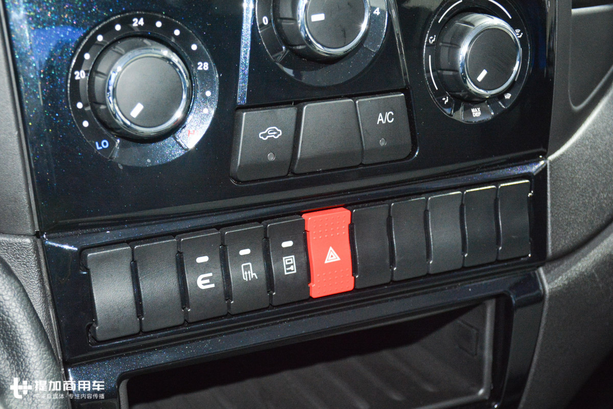 依维柯欧胜双排轻卡最新款,依维柯daily欧胜3座