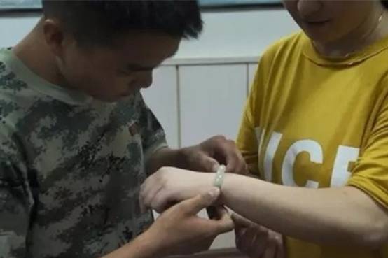 手镯戴不进一招教你轻松取手镯,手镯取不下来教你最后一招