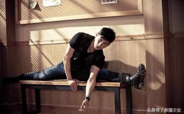 男明星也爱一字马，吴奇隆杨洋太帅气，李易峰是来搞笑的吗？