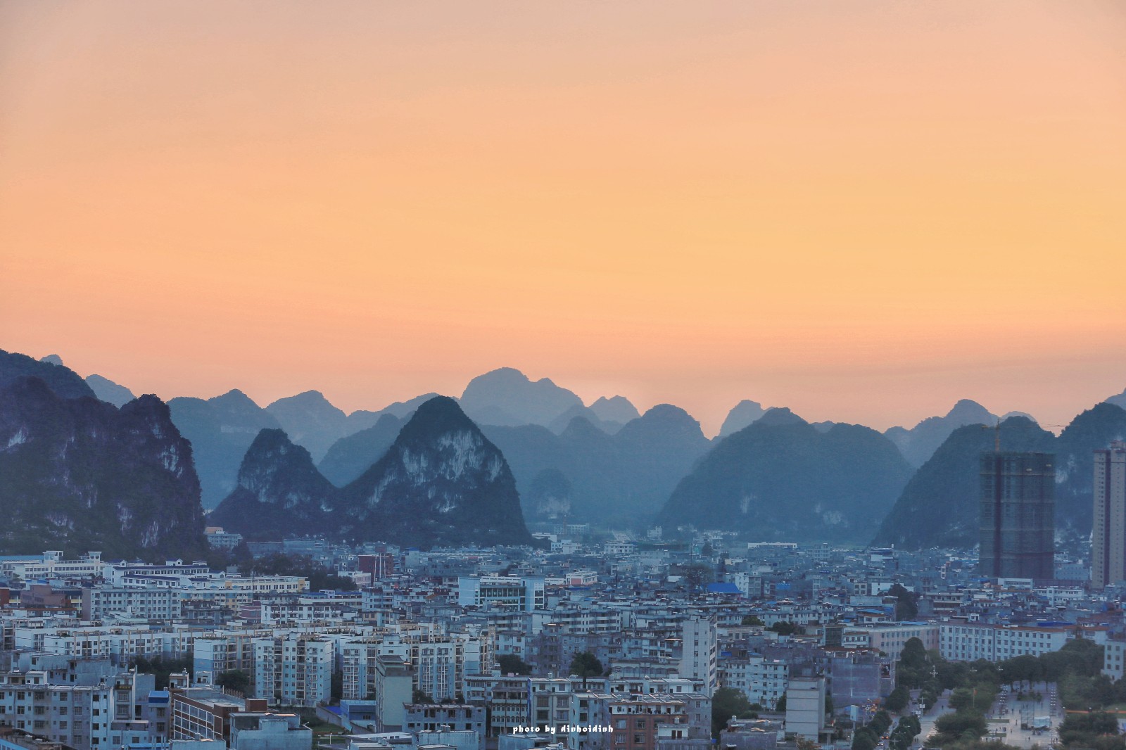 天等小记-登一座山爱一座城看一片天等日夕晨