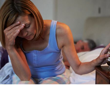 女性如何度过更年期失眠,女性50多岁失眠需要吃什么