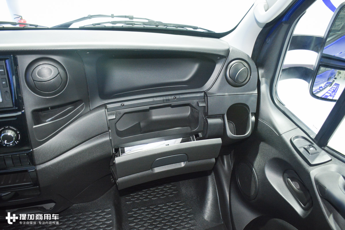 依维柯欧胜双排轻卡最新款,依维柯daily欧胜3座
