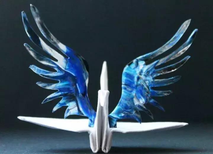 他用3个月时间，折叠了1000只千纸鹤，送给了他最亲爱的姑娘