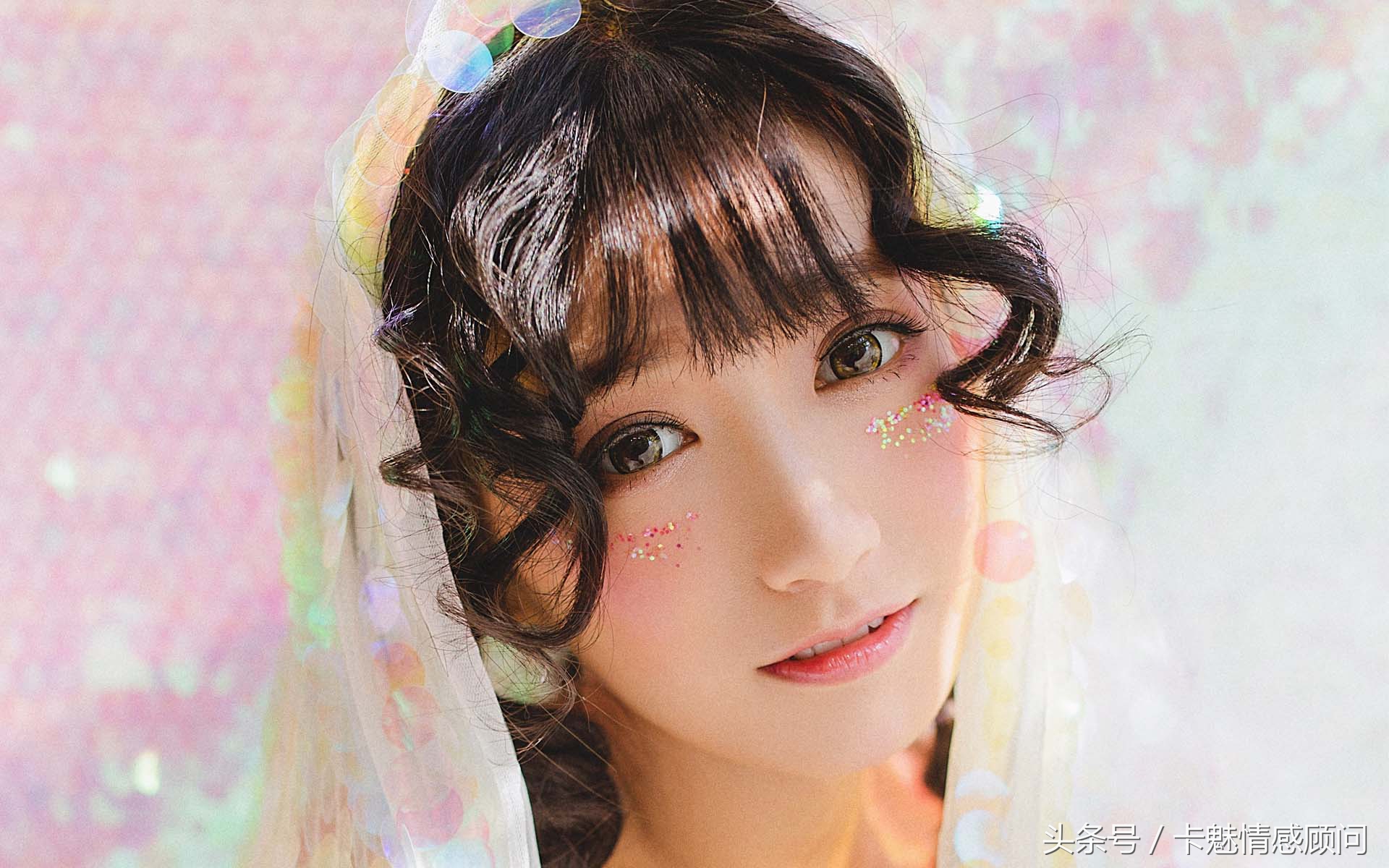 怎么跟女生聊让她开心,怎么和女生聊些幽默的话